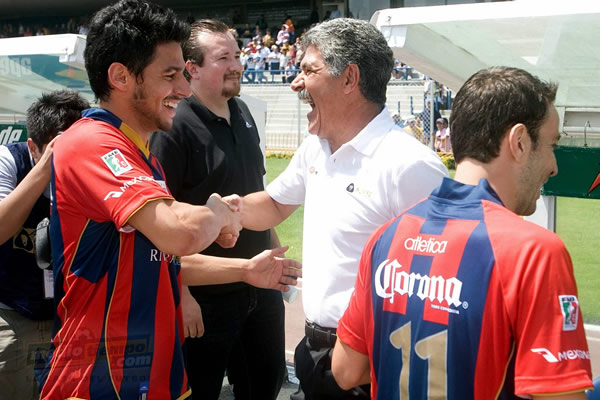 Rafa Márquez se saluda con Ferretti.