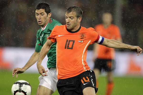 Rafael van der Vaart quitandose la marca mexicana