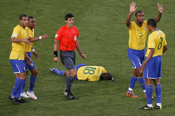 Ramires fue golpeado en varias partes de la cancha.