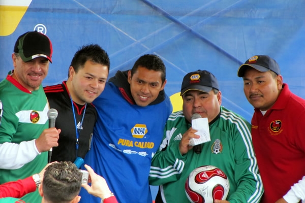 Ramoncito repartió premios