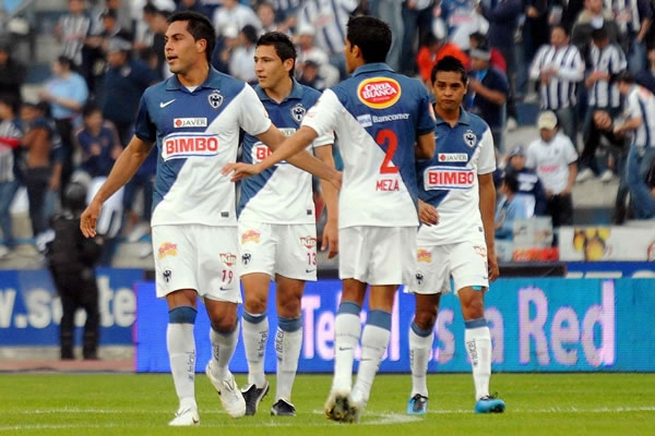 Rayados peg{o primero por conducto de Morales