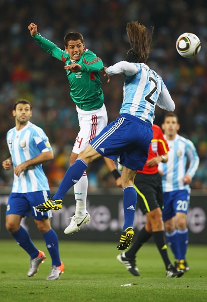 Remate de Chicharito que no prosperó.