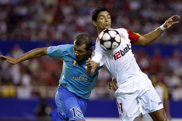 Renato Dirnei y Ricardo Vilana en busca de la pelota.