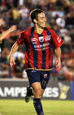 Rey participó en el primer gol al darle el pase a Rafael Márquez.