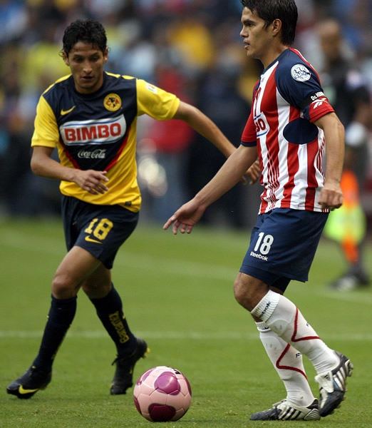 Reyna controlaba la bola para salir.