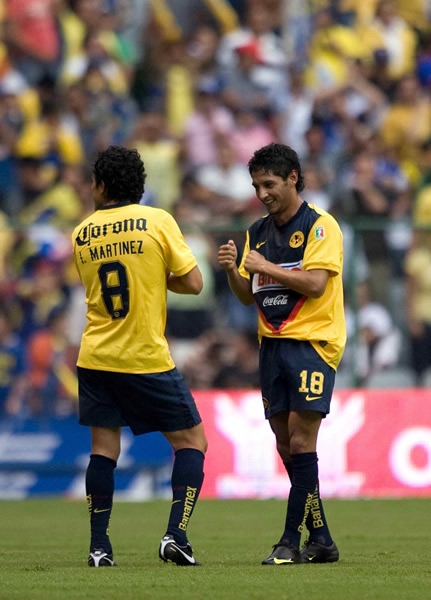 Reyna y Martínez celebran el gol americanista