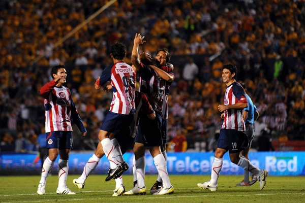 Reynoso fue felicitado por sus compañeros