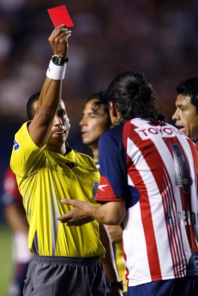 Reynoso vio el cartocillo rojo.