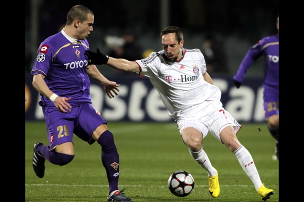 Ribery intenta llevarse a Lorenzo De Silvestri.