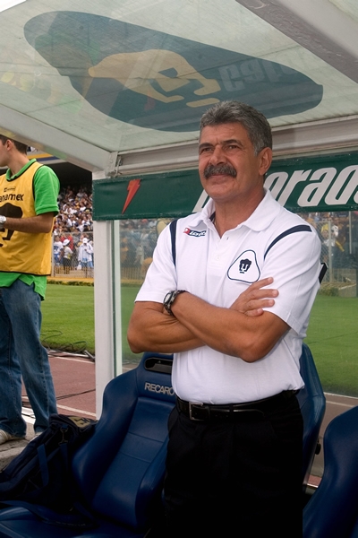 Ricardo Ferretti observando a sus jugadores