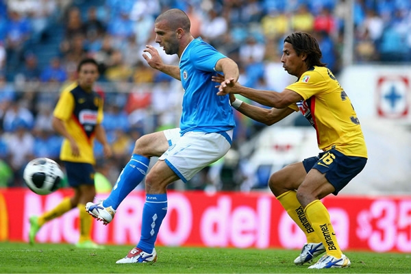 Ricardo Rojas marca a Emanuel Villa
