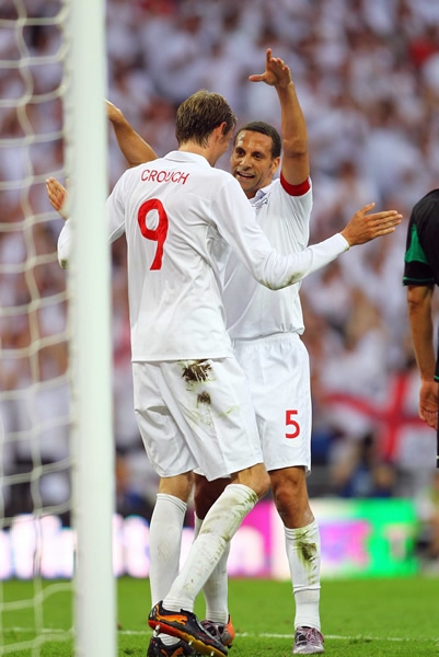Rio Ferdinand felicita a Crouch