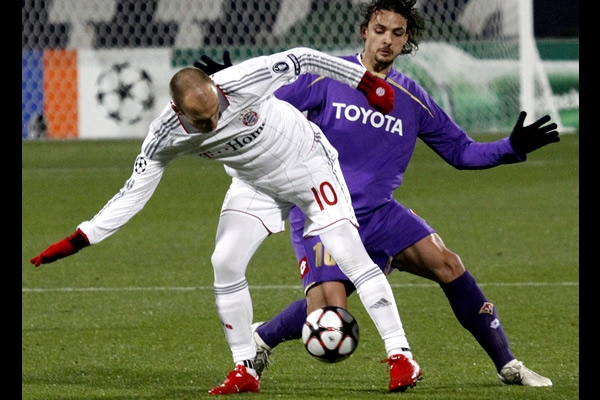 Robben aguanta la marca de Felipe.