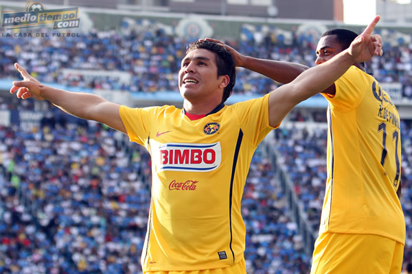 Robert de Pinho celebra con Salvador Cabañas el primer tanto del paraguayo.