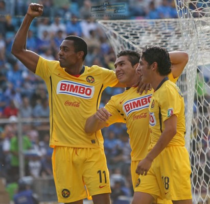 Robert de Pinho y Ángel Eduardo Reyna festejan el tanto de Salvador Cabañas.