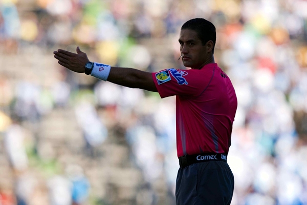 Roberto Orozco dio el silbatazo inicial.
