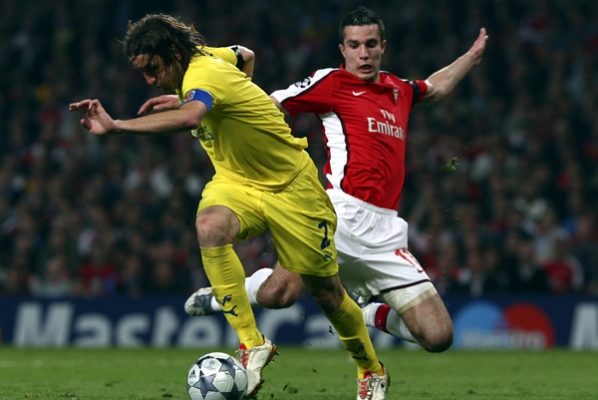 Robin van Persie llegó tarde sobre Rodríguez.