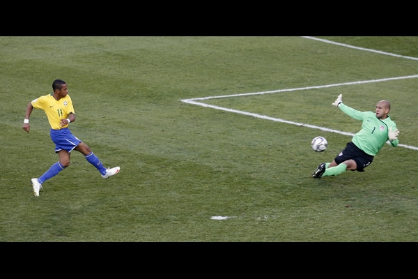 Robinho dio el segundo golpe en una jugada excelente.