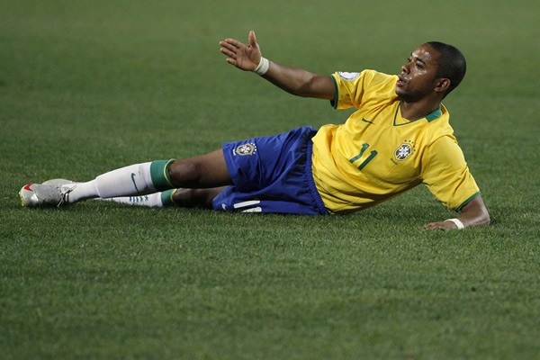 Robinho toma un baño de luna.