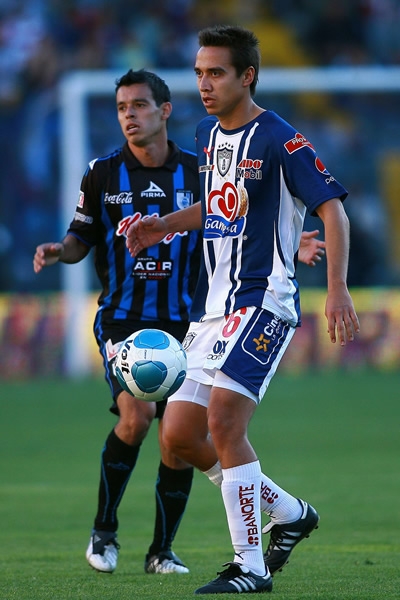 Rodríguez buscando mantener el control del balón