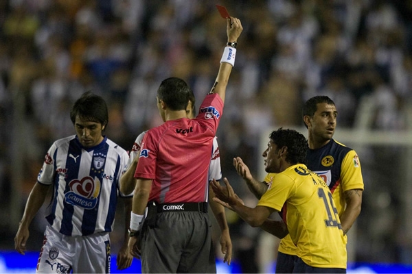 Rolfi vio la roja por una dura entrada al Gringo Torres