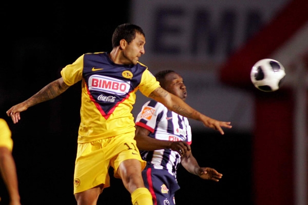 Rolfi y Ayoví pelean el esférico