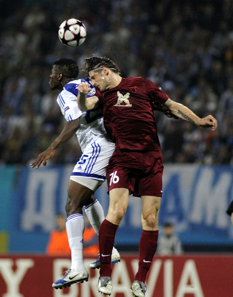 Roman Sharonov se levantó con fuerza por el balón.
