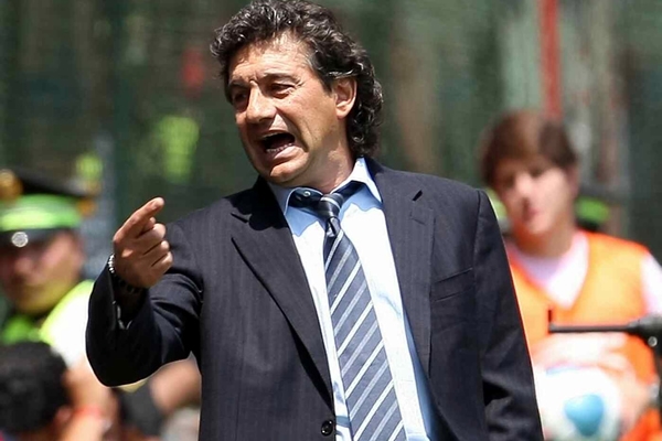 Romano manda sus indicaciones al terreno de juego.