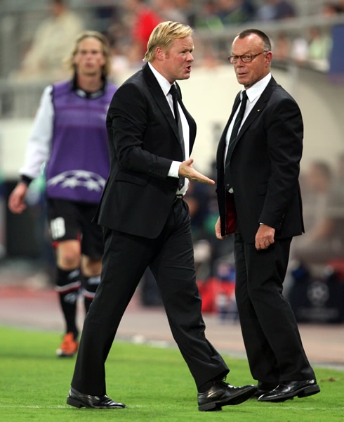 Ronald Koeman, DT del AZ, salió molesto del estadio.
