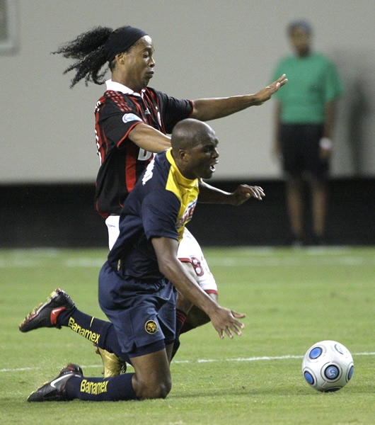 Ronaldinho intentó en varias ocasiones anotar