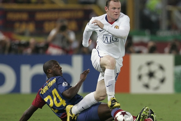 Rooney escapa de Touré.
