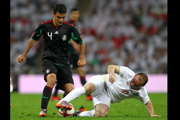 Rooney intentando detener a Rafa Márquez
