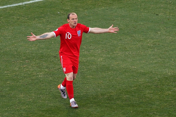 Rooney reclama al árbitro.