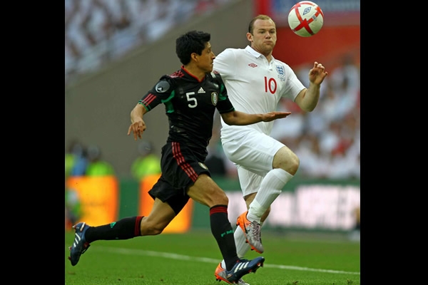 Rooney y Osorio, peleando la pelota