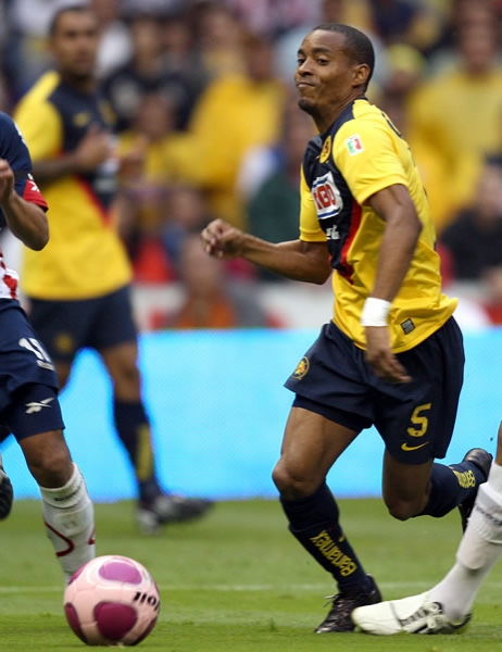 Rosinei fue titular por terecera vez con el Águila.