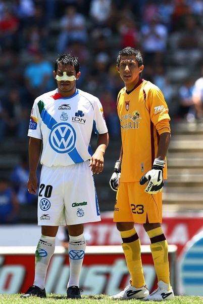 Ruiz y Mario Rodríguez en una jugada a balón parado.