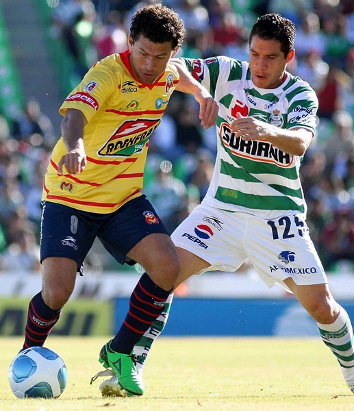 Sabah se apoderó de la pelota frente al defensor.