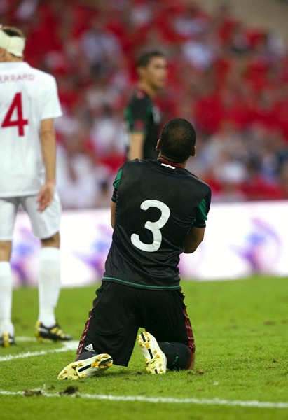 Salcido no pudo detener a los ingleses