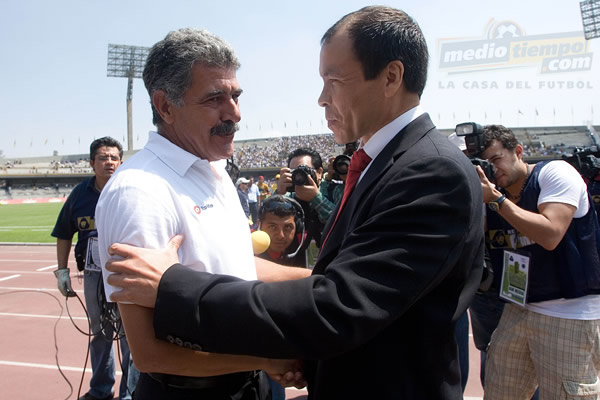 Saludo entre los técnicos.