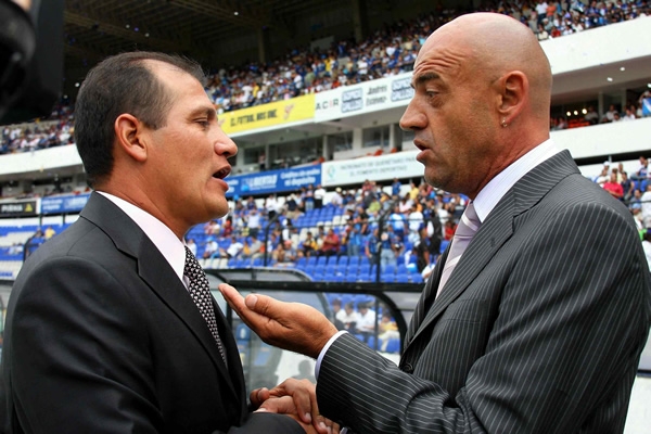 Saludo de D.T. : Héctor Medrano y José Luis Sánchez Solá