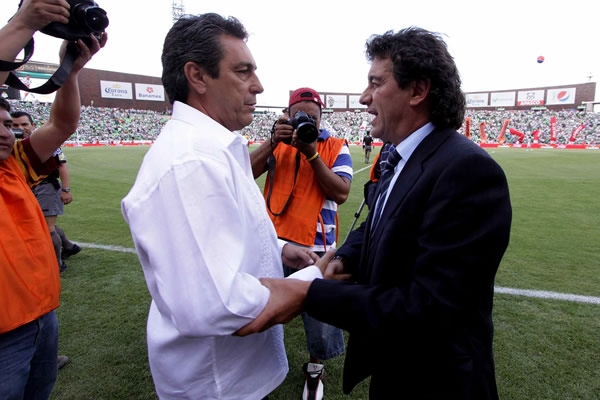 Saludo de D.T. : El Jefe Boy y Rubén Omar Romano