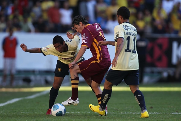 Sambueza luchando con la marca americanista