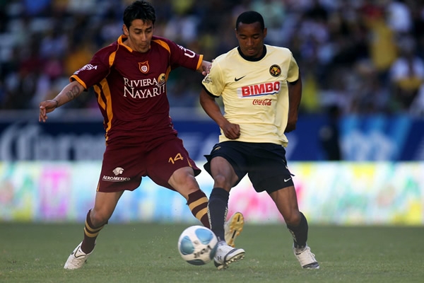 Sambueza y Rosinei peleando por el esférico