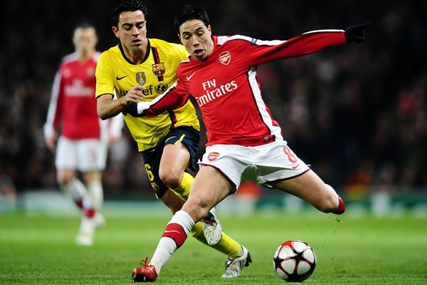 Samir Nasri intentó ante la mirada de Xavi Hernández.