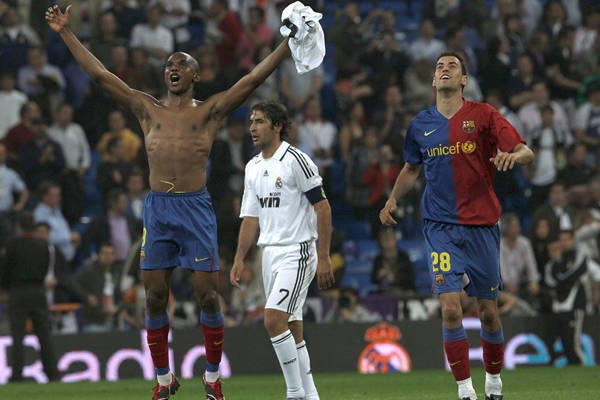Samuel Eto' o celebra, mientras Raúl camina triste