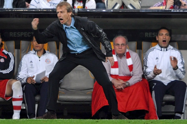 Samuel Eto'o lucha con Demichelis.