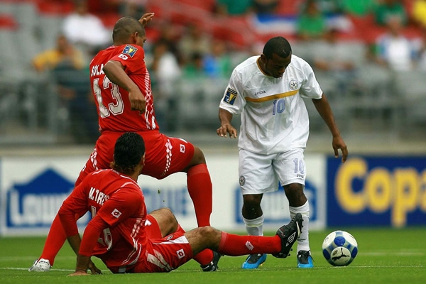 Samuel Wilson gana ante la marca de dos.