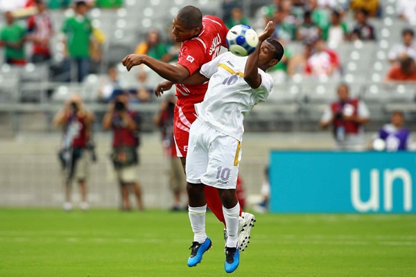 Samuel Wilson intenta controlar.