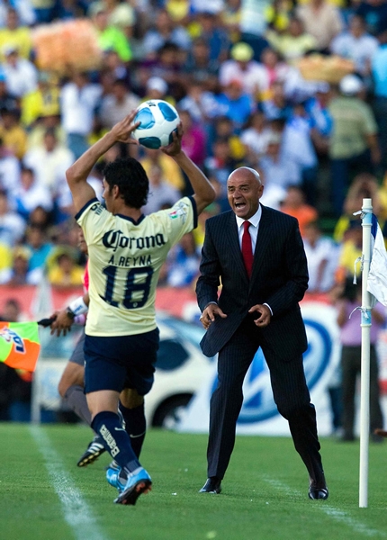 Sánchez Solá siempre enérgico en la cancha.