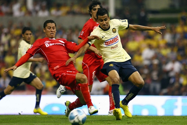 Sandoval y Esquivel, luchando por el balón